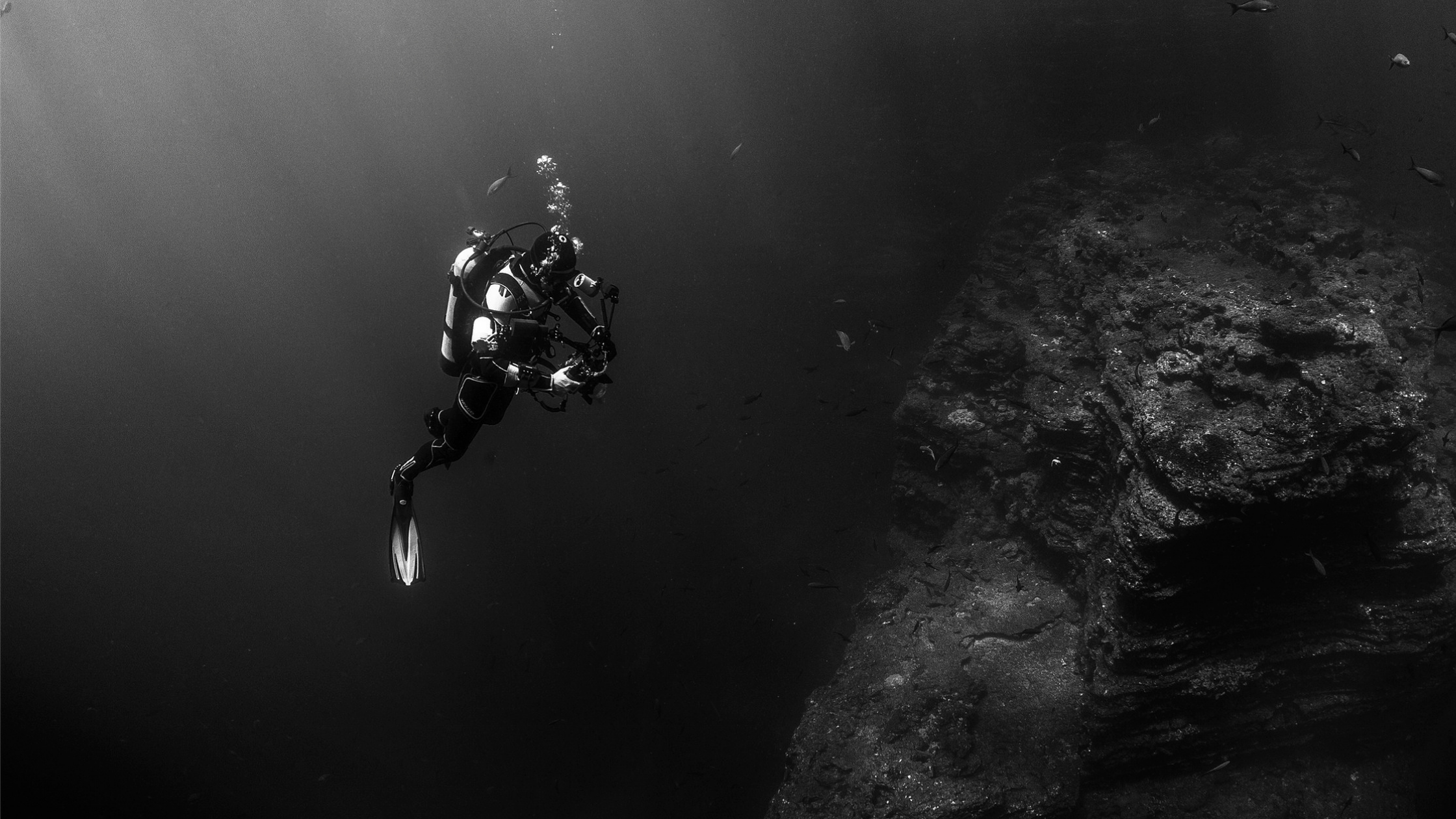 Deep-Dive into UX-Writing (picture showing diver deep in the ocean)